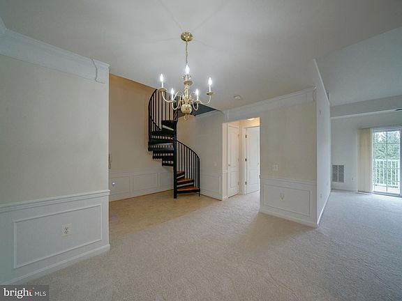 3rd image of 504 Lloyd Pl #J-9