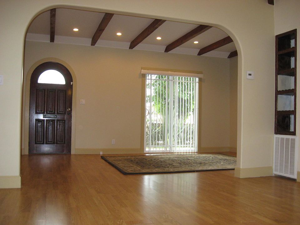 2nd image of 7301 Owensmouth Ave