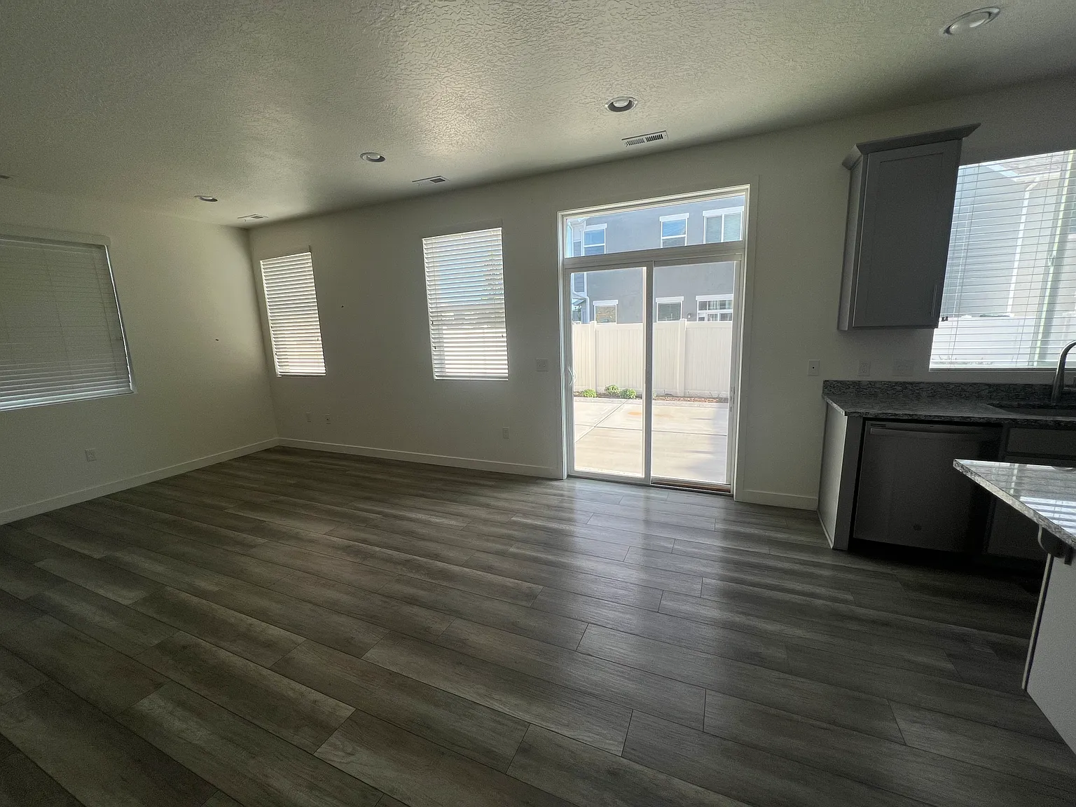 3 bed, 2.5 bath, 1900 sqft, $2,500 — Photo 4