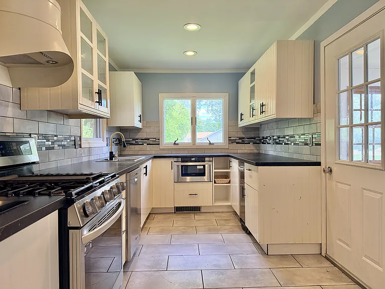 135 Pembroke Rd SW — Photo 5