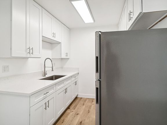 3rd image of 1038 Peach Ave #14