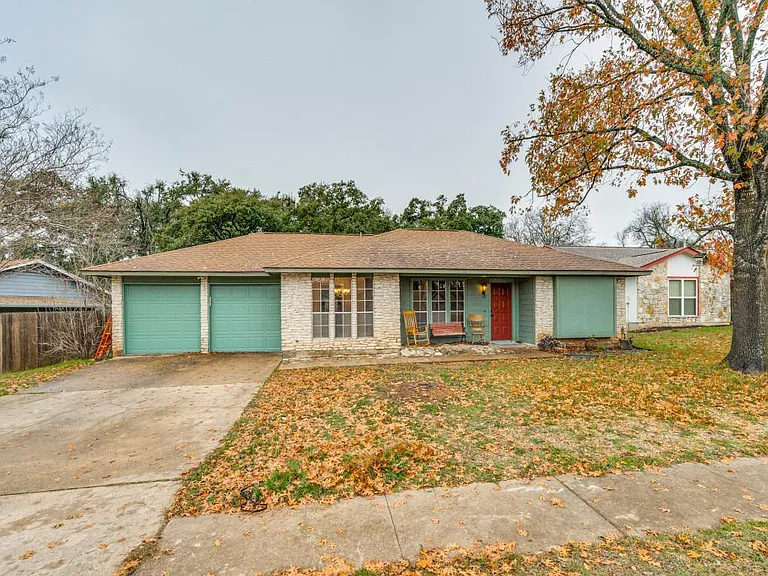 ADORABLE STONE/ LARGE LOT/ MATURE OAK TREES/ POOL