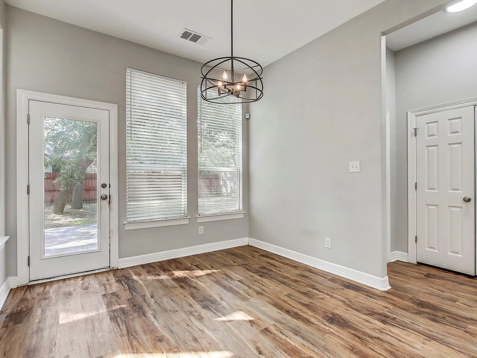 4 bed, 3.5 bath, 3277 sqft, $2,995 — Photo 4