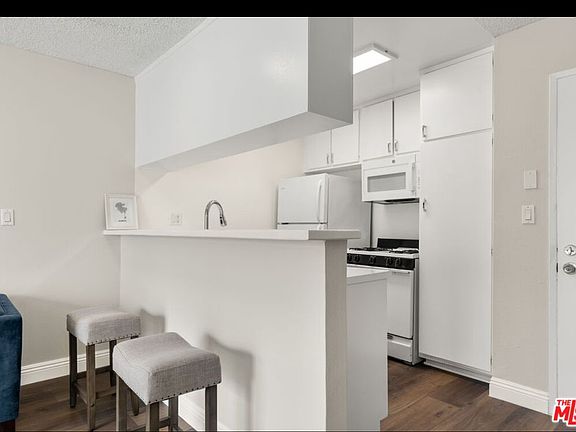 3rd image of 257 S Manhattan Pl