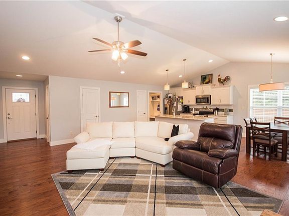 3rd image of 2843 Whitetail Dr