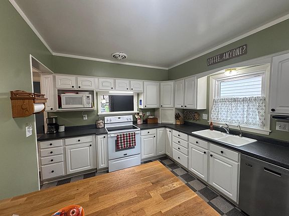 4th image of 725 3rd St SE