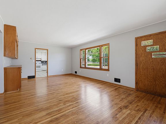 3rd image of 821 Ash Ave