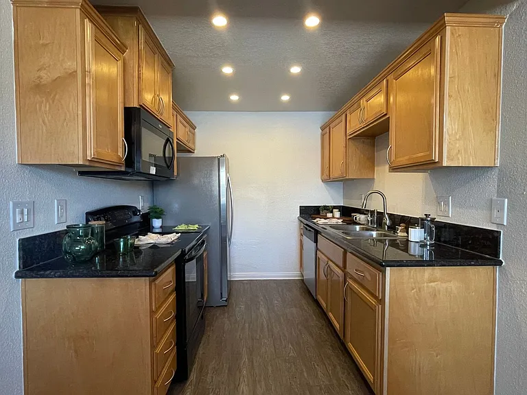 Park Plaza Apartments — Photo 40