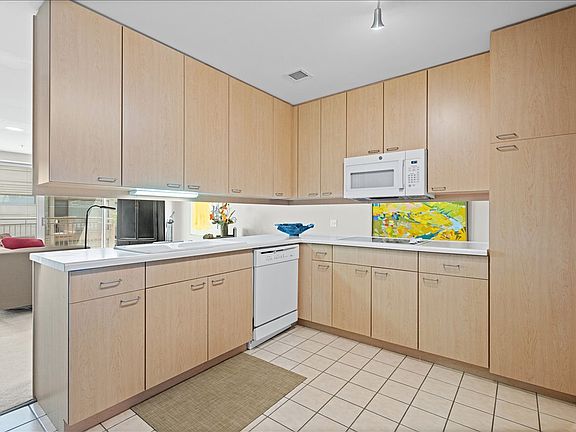 2nd image of 705 11th St APT 316