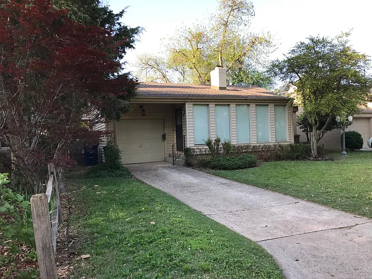 917 E 36th Pl — Photo 1