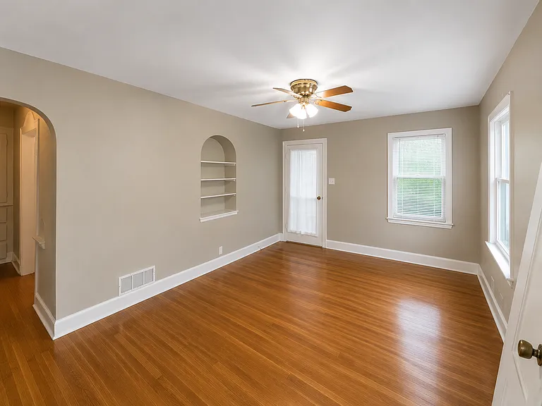 1518 S Kickapoo Ave — Photo 3