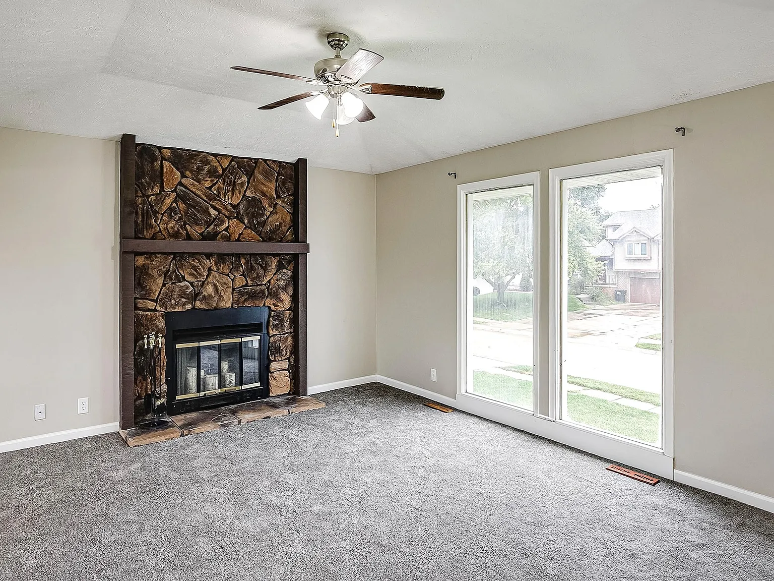 3 bed, 2.5 bath, 1826 sqft, $2,300 — Photo 2