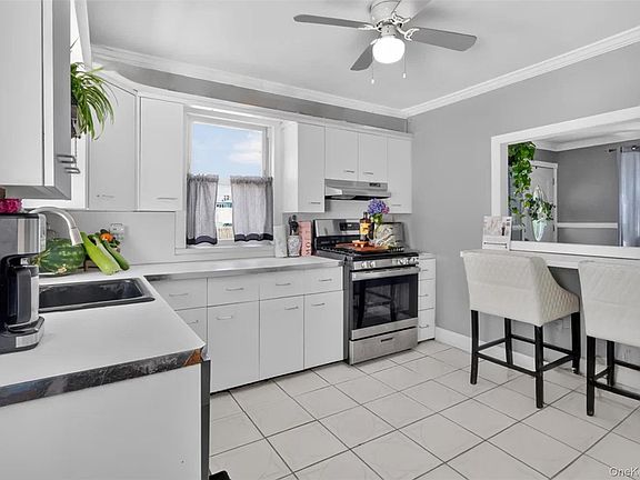 5th image of 1069 Phoebe Street