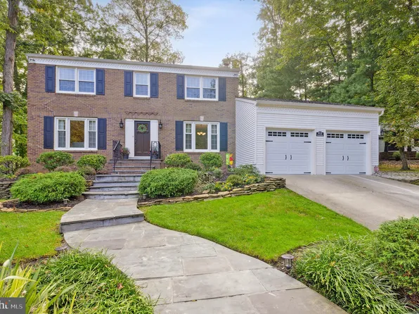 913 Francine Dr, Cherry Hill, NJ 08003