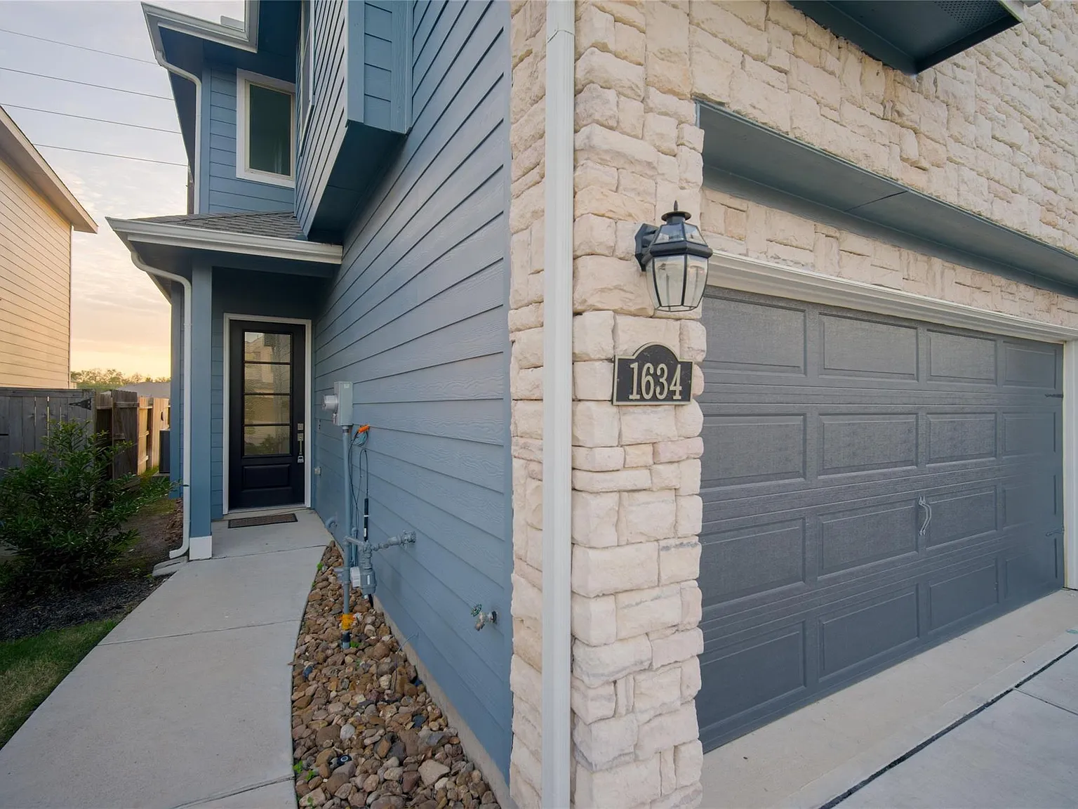 3 bed, 2.5 bath, 1598 sqft, $2,300 — Photo 2
