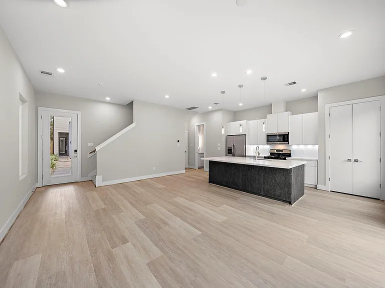 28 Bucan St #F — Photo 8