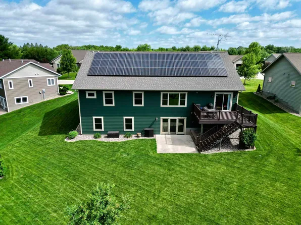 105 Ranchview Ct, Decorah, IA 52101