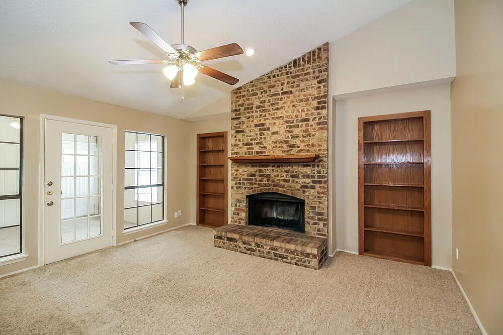 4 bed, 2.0 bath, 2081 sqft, $2,255 — Photo 2