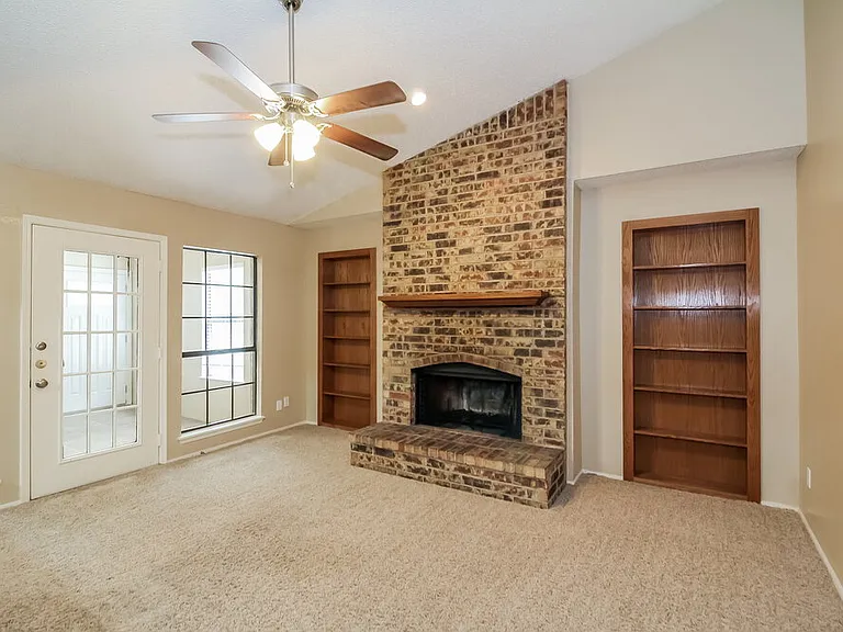 1037 Eagle Ct — Photo 2