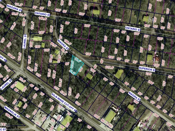 32 Niagara St, Waveland, MS 39576