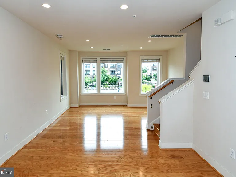 16301 Columbus Ave — Photo 5