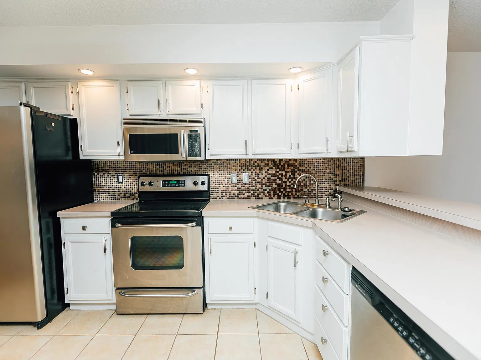 3 bed, 3.5 bath, 1911 sqft, $2,875 — Photo 4