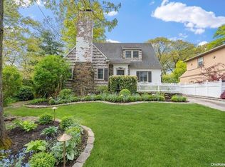 17 Clinton St, Malverne, NY 11565