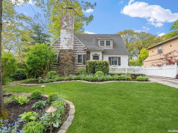 17 Clinton Street, Malverne, NY 11565