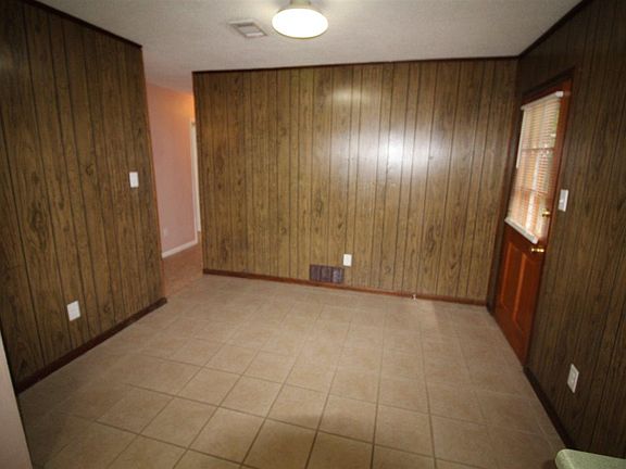 5th image of 2810 Donley St
