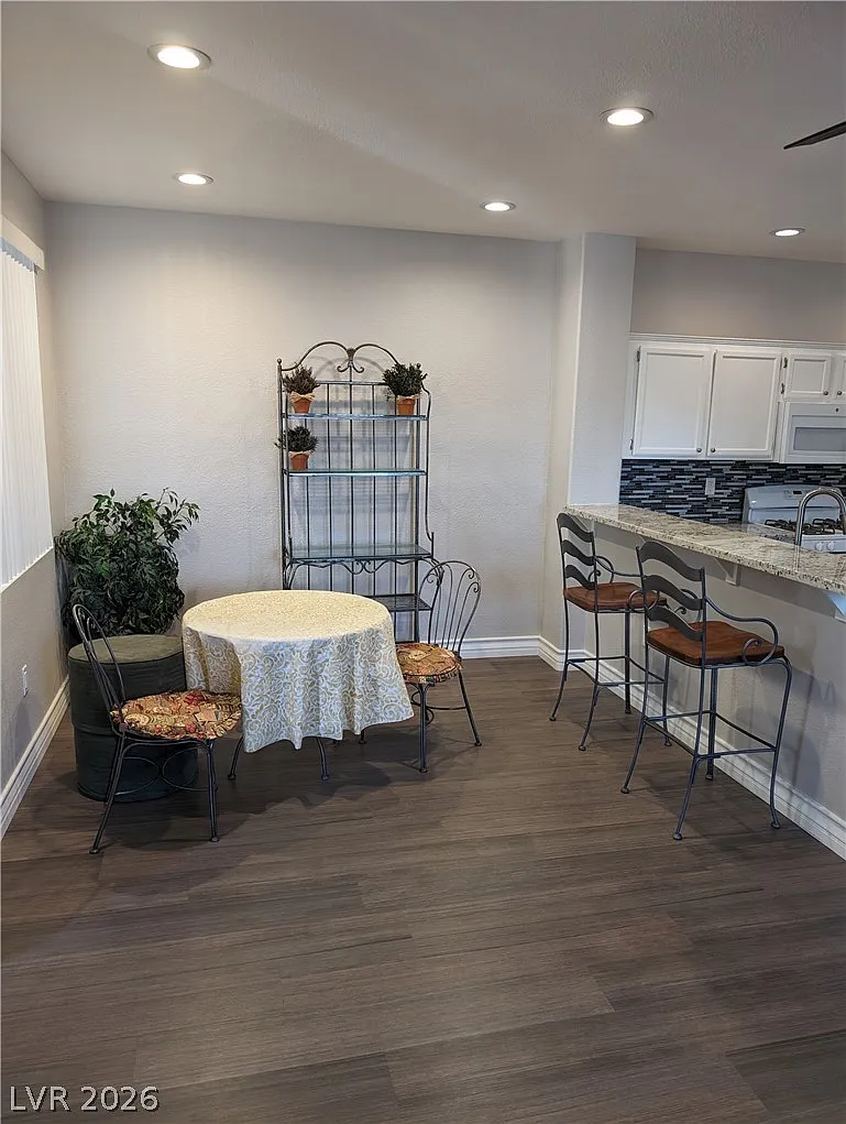 2 bed, 1.0 bath, 969 sqft, $1,400 — Photo 4