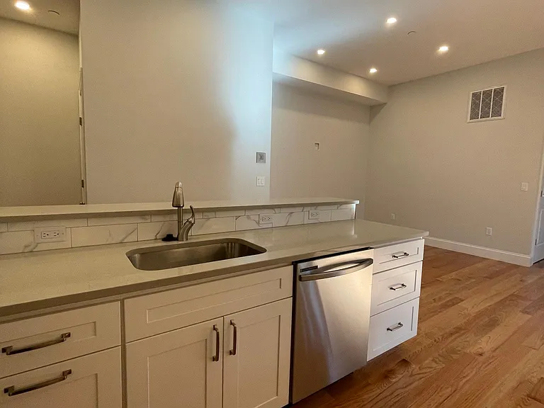 216 W Broadway #1 — Photo 14