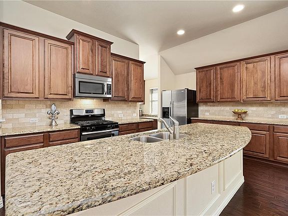 5th image of 943 Lake Grove Dr