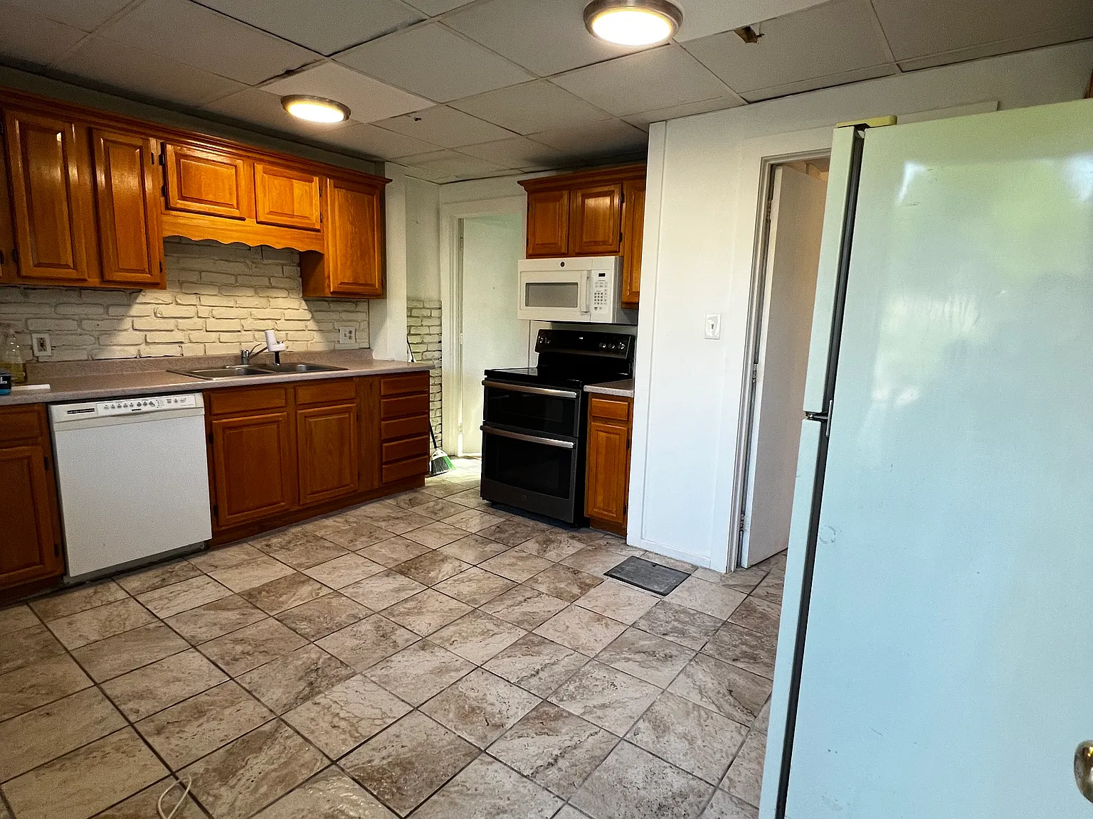 28 Middle St — Photo 4