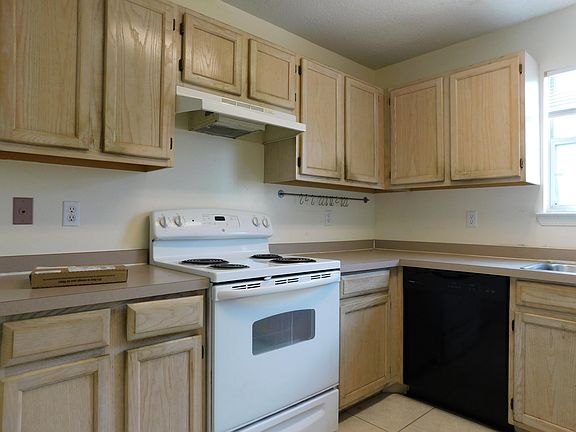 3rd image of 1220 Charleston Cir