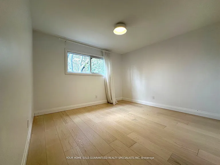 36 Queen St #MAIN FLOOR — Photo 7