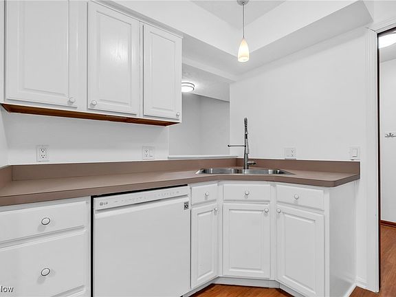 4th image of 272 English Lakes Blvd