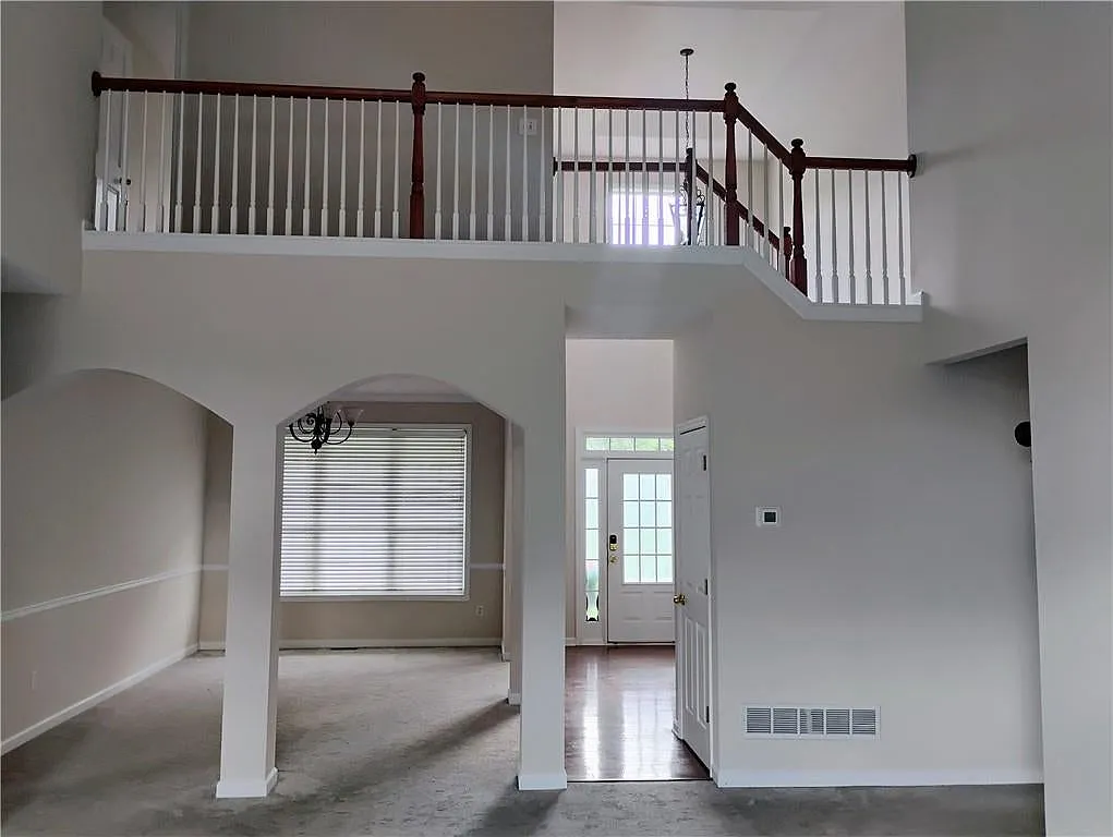 6 bed, 4553 sqft, $3,900 — Photo 2