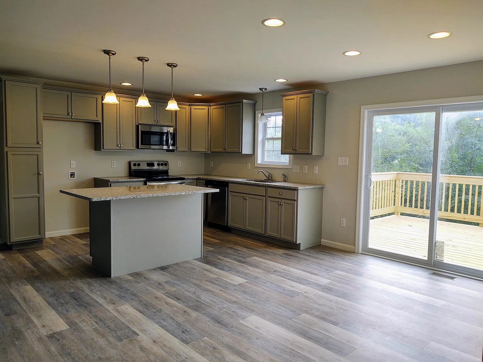 Brand new construction — Photo 3