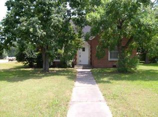 406 N College St, Weimar, TX 78962