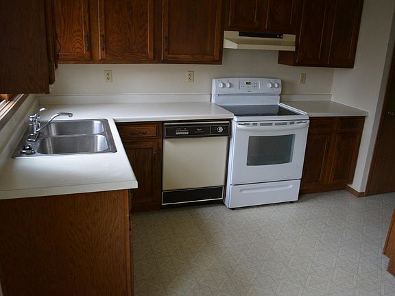 3rd image of 945 Woodridge Ct APT 3B