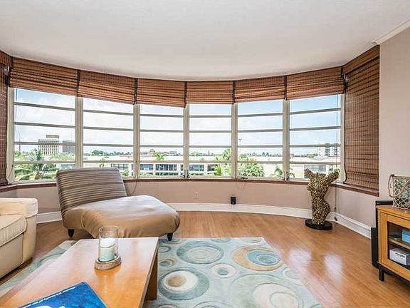 4th image of 3051 NE 48th St APT 406