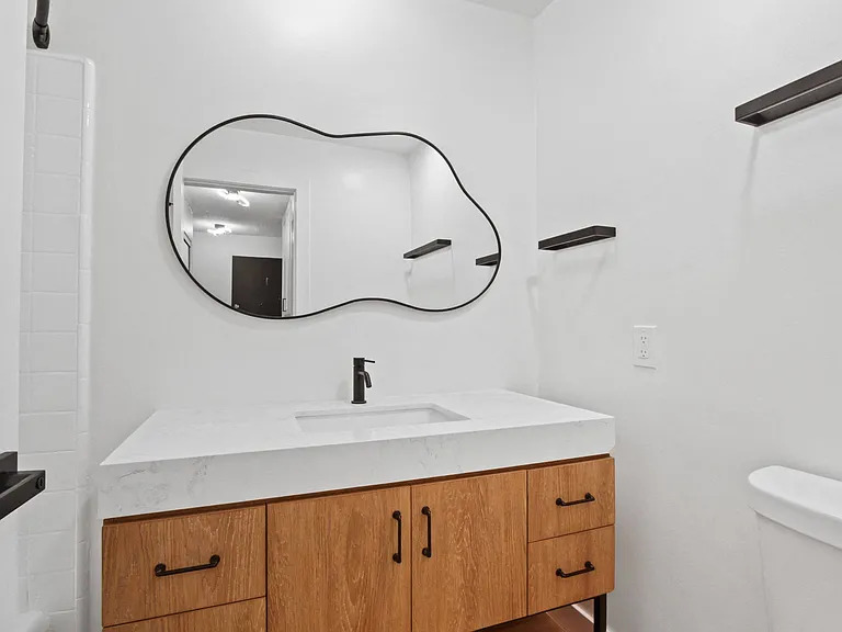 10310 Regent — Photo 32