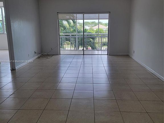 4th image of 4400 Hillcrest Dr APT 304A