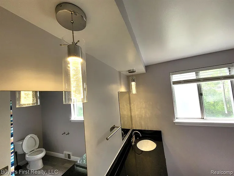 18425 Alta Vista Dr — Photo 20