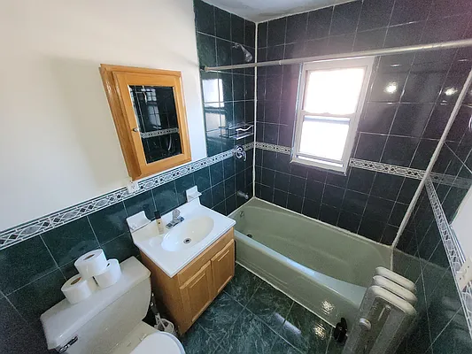 Rented by Halvatzis Realty | media 15