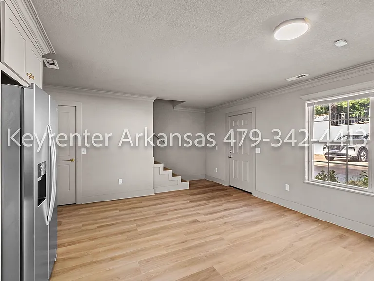 390 S University Ave — Photo 5