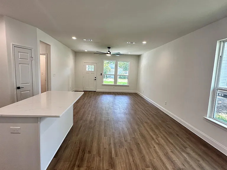 2216 Langford St — Photo 8