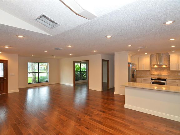 5th image of 610 Longmeadow Cir