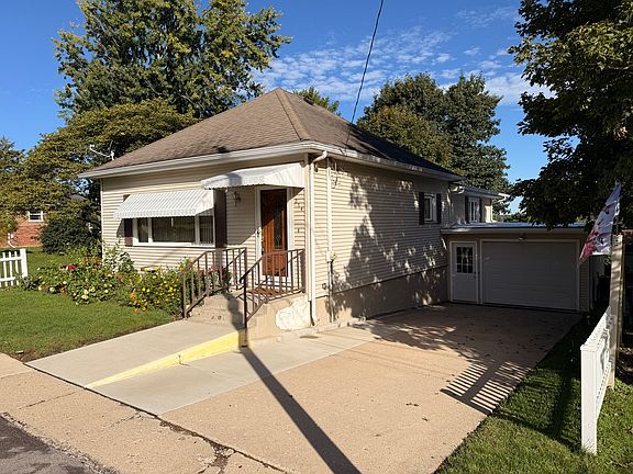 3rd image of 214 W Hennepin St
