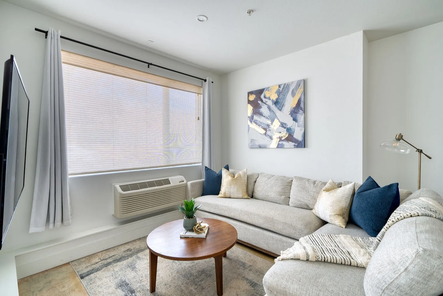 1 bed, 1.0 bath, 742 sqft, $2,463 — Photo 2